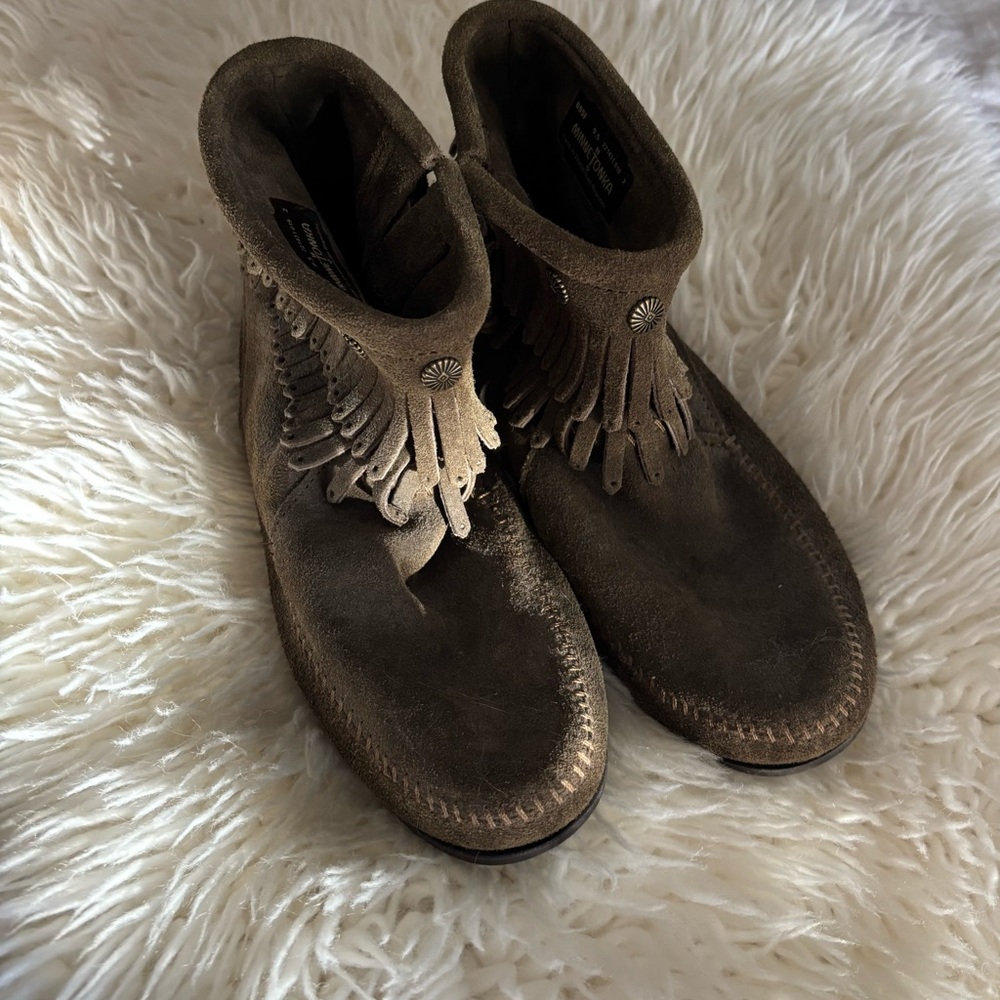 Minnetonka Fringe Ankle Boots - Olive Green - EXCELLENT CONDITION